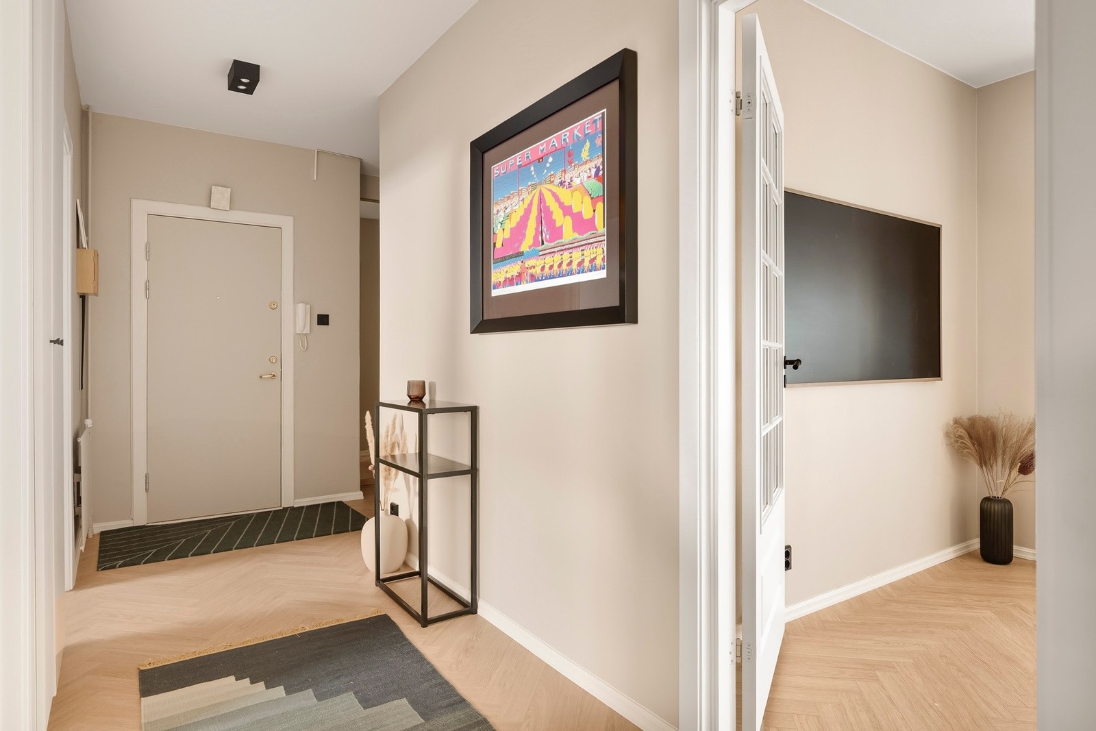 Velkommen inn! Det første som møter deg er en lys og romslig entré som gir et godt førsteinntrykk av boligen. Galleribilde