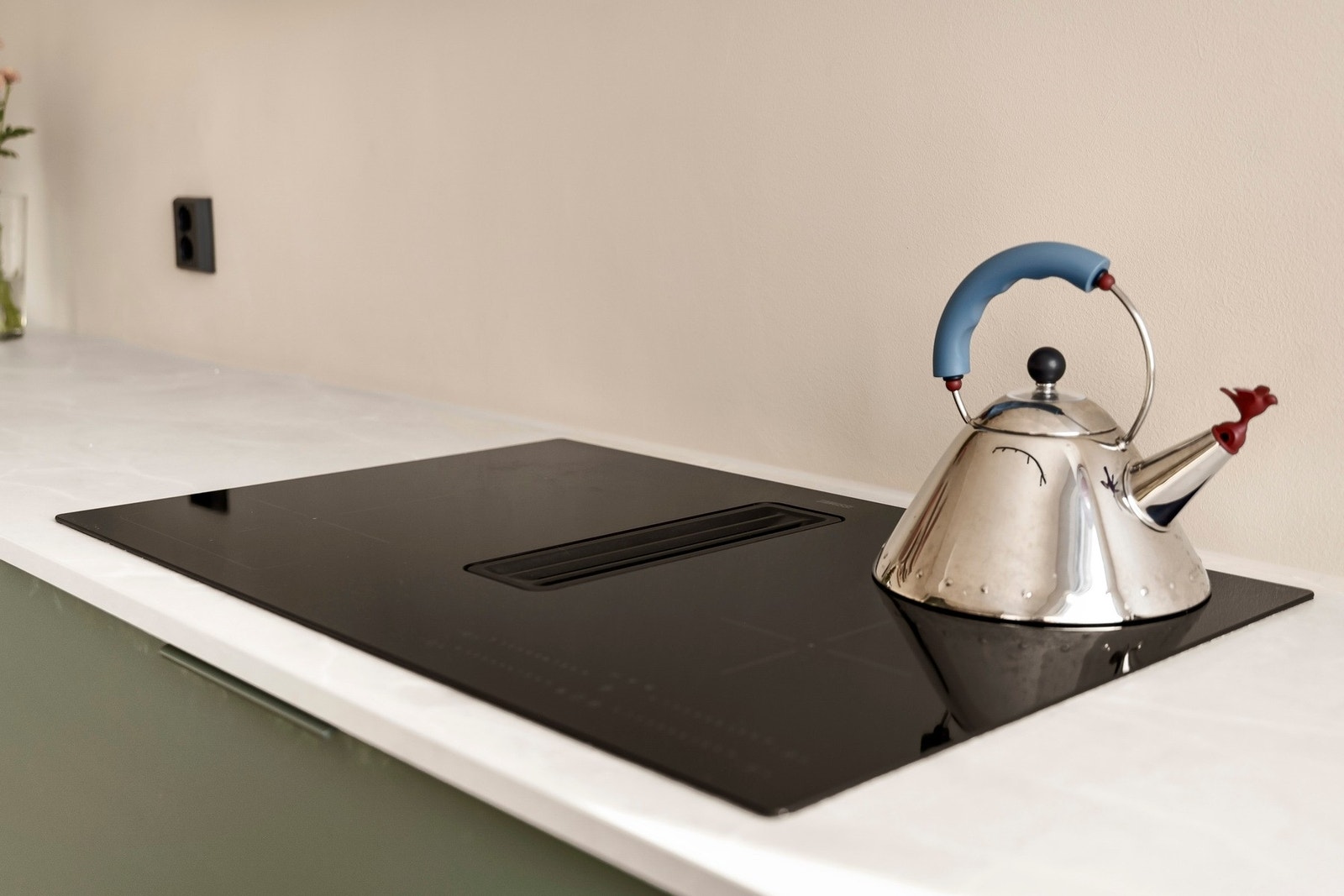 Kjøkkenet har integrerte hvitevarer av god kvalitet bestående av
platetopp (Zanussi) , stekeovn (Siemens), oppvaskmaskin (Electrolux), vinskap og 2 stk. kjøl-/fryseskap (Zanussi), som medfølger salget. Galleribilde