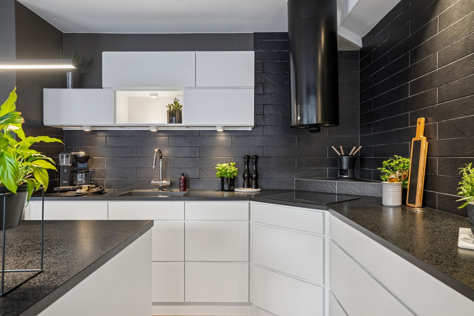 Stilig flislagt vegg på kjøkken og godt med belysning! Galleribilde