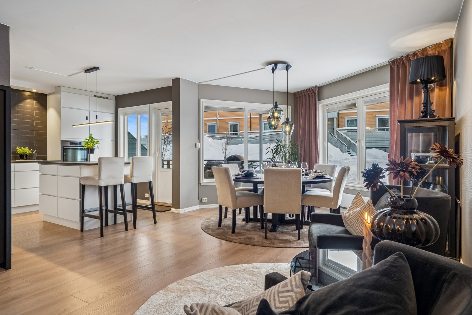 Åpen stue/kjøkken løsning. Galleribilde