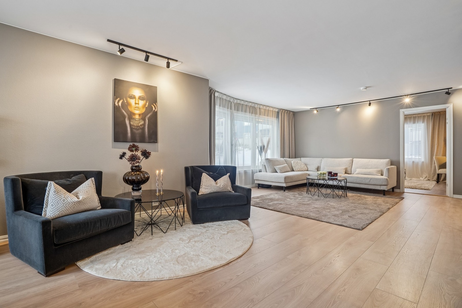 Romslig og lys leilighet! Galleribilde