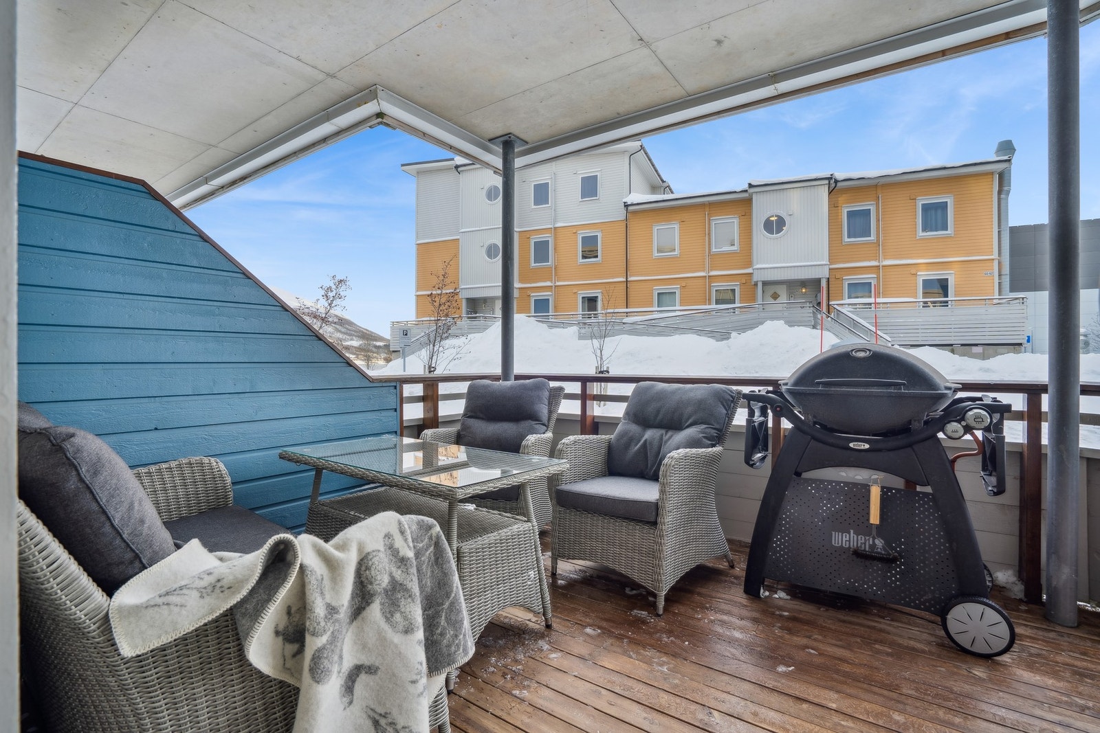 Romslig terrasse med gode sol- og utsiktsforhold! Galleribilde