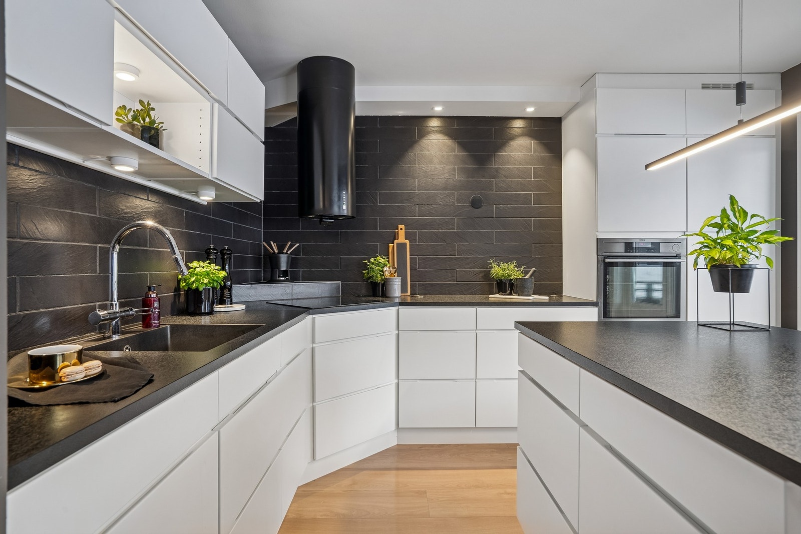 Stort kjøkken med kjøkkenøy, moderne overflater, samt godt med skap- og benkeplass! Galleribilde