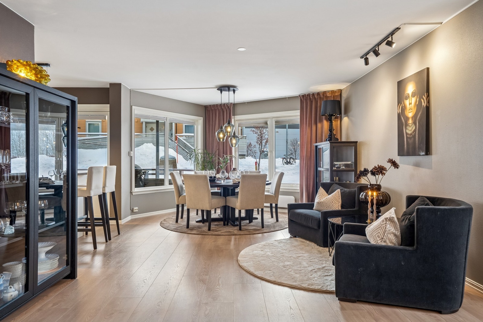 Store vinduer som skaper godt med lysinnslipp! Galleribilde