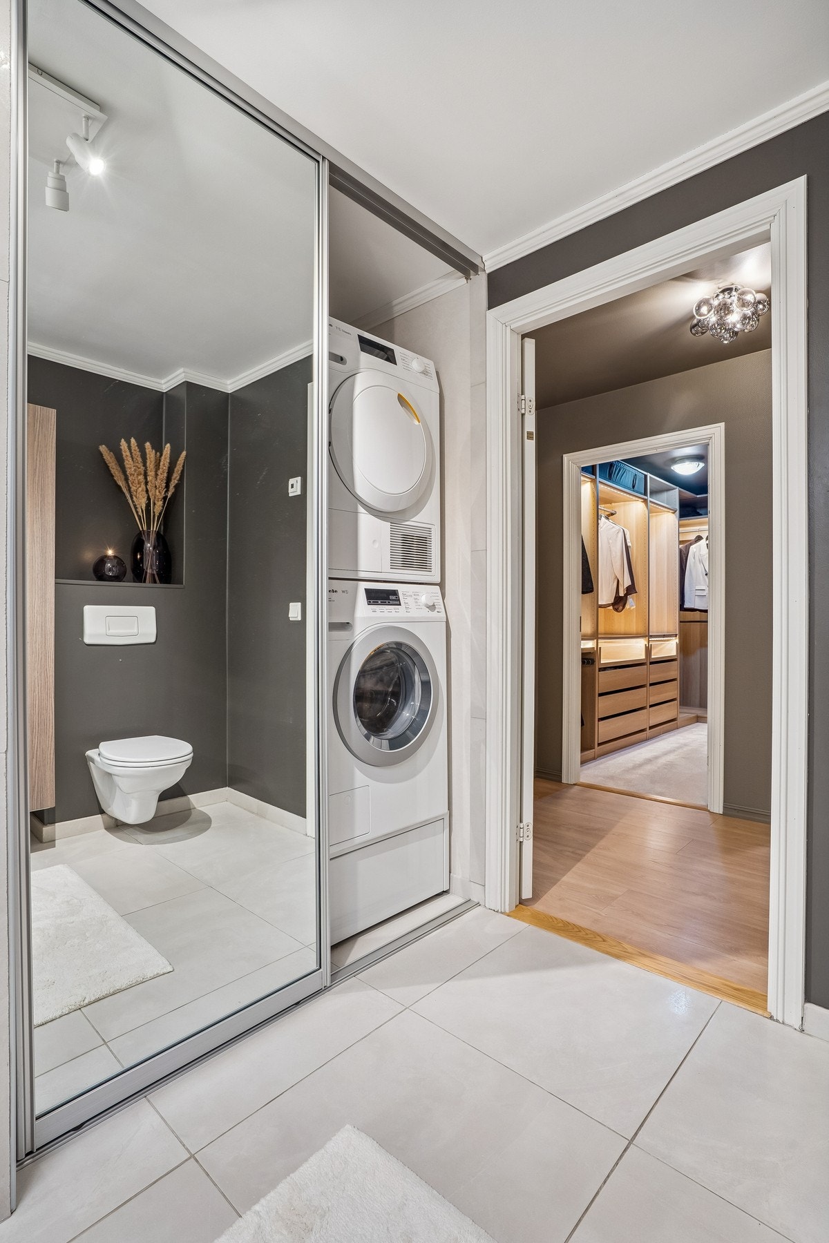 Praktisk skyvedørsgarderobe med plass til vaskemaskin og tørketrommel! Galleribilde