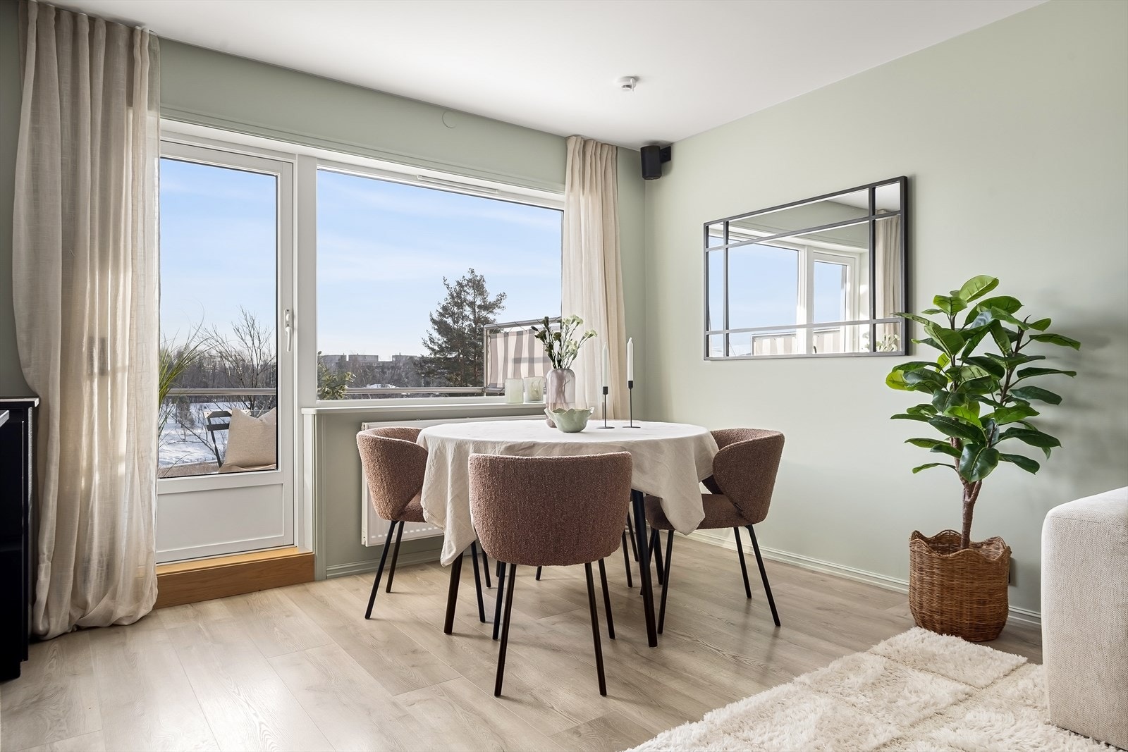 Det er god plass til både sofahjørne og spiseplass. Galleribilde