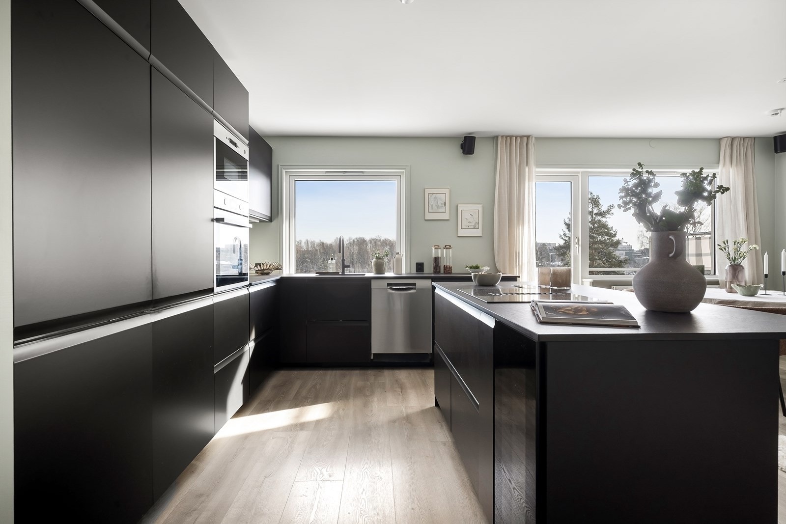 Det er godt med oppbevaring i skuffer og skap. Galleribilde