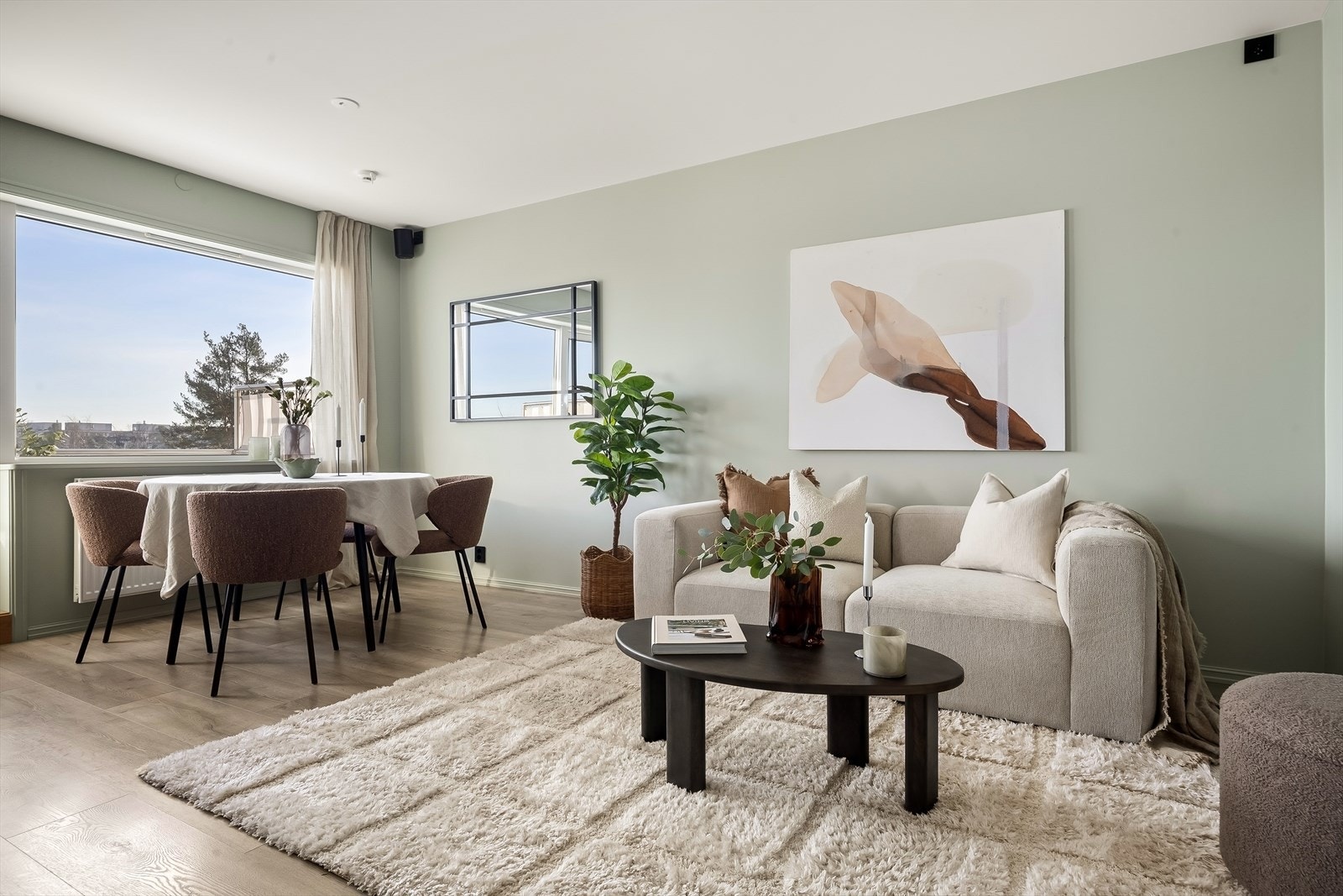 Kjøkken og stue i åpen løsning med utgang til balkong. Galleribilde