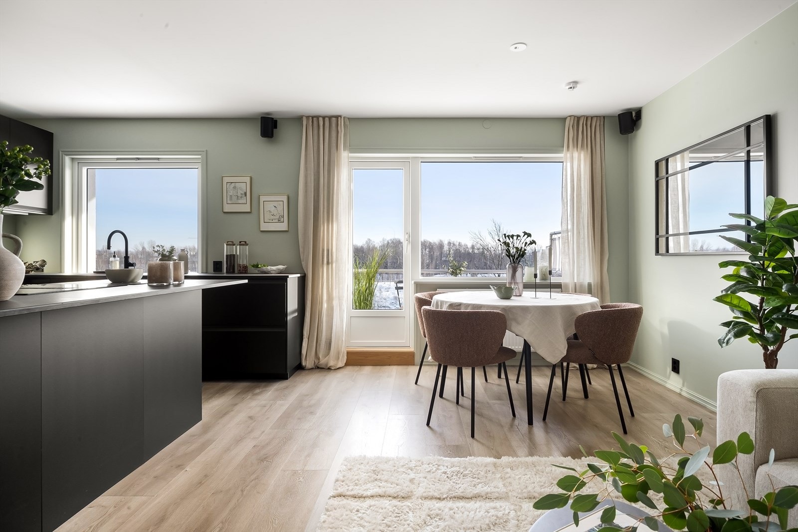 Store vindusflater sørger for meget gode lysforhold. Galleribilde