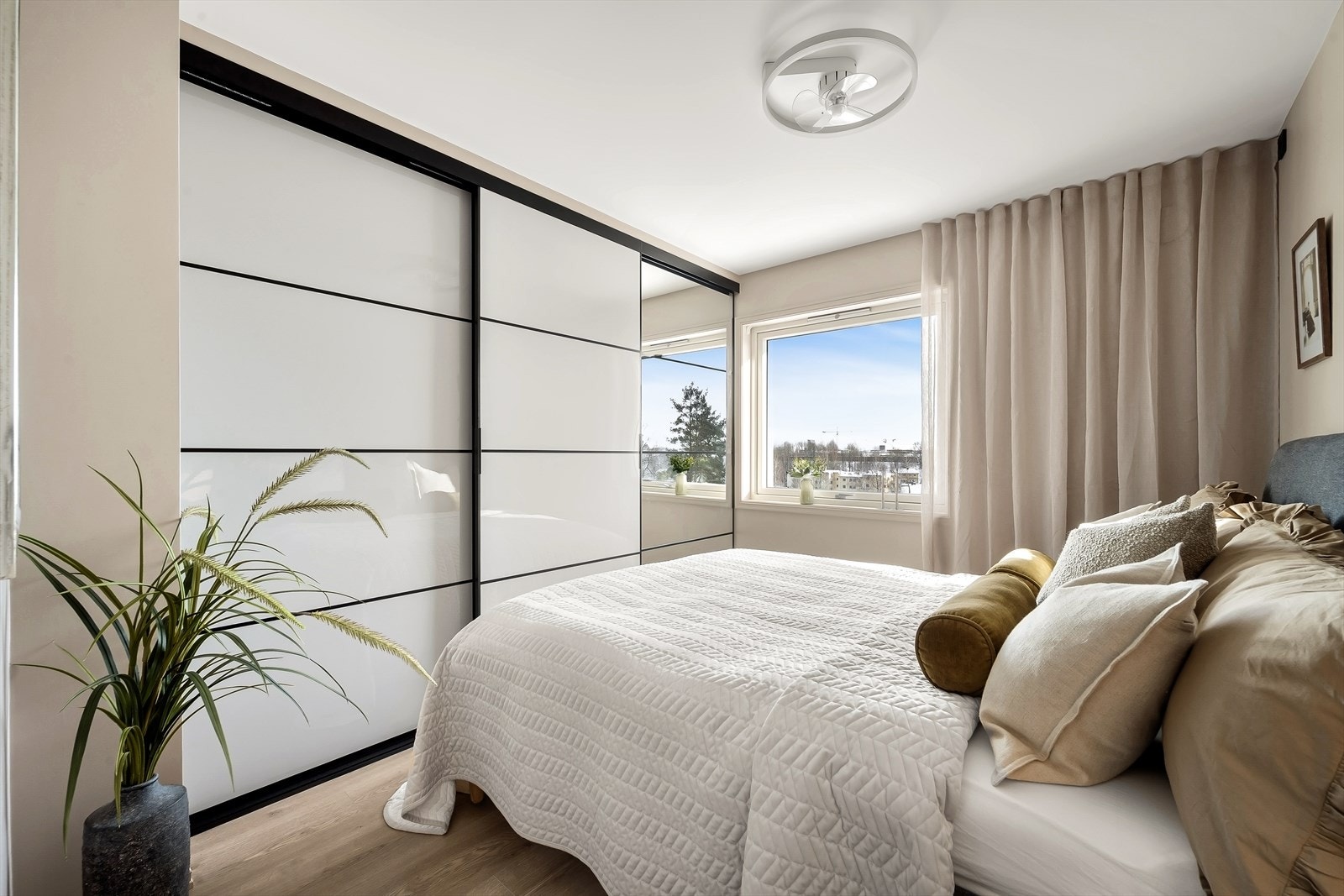Meget innbydende soverom med en stor og plasstilpasset skyvedørsgarderobe. Galleribilde