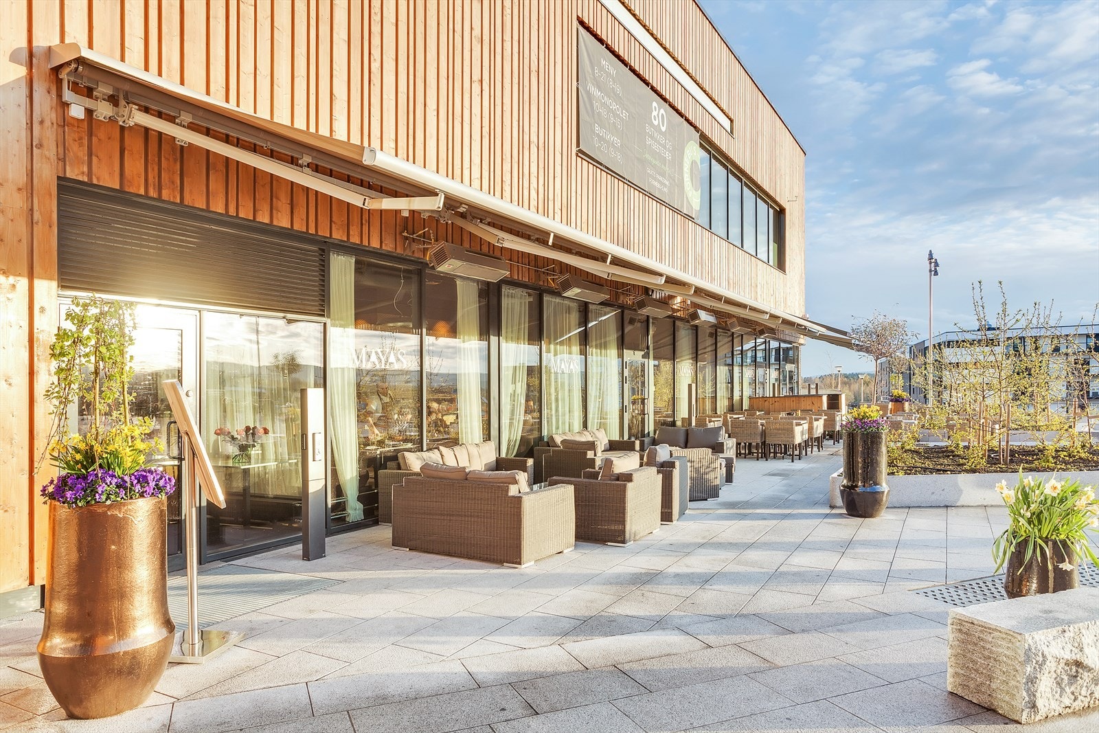 Fornebuporten kjøpesenter med hyggelige uteserveringer. Galleribilde