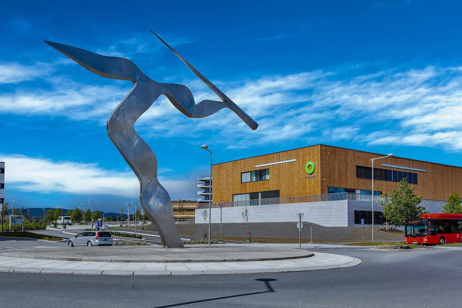 Det er gangavstand (eller 5 min med bil) til Fornebuporten kjøpesenter med alt en trenger av service-fasiliteter. Galleribilde