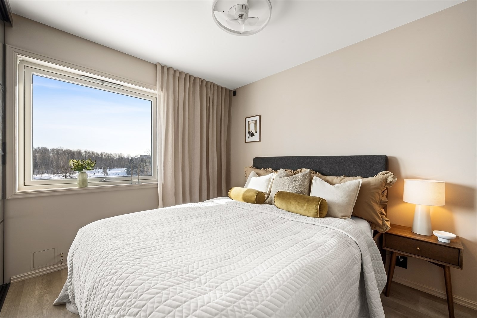 Plass til dobbeltseng og nattbord på hver side. Galleribilde