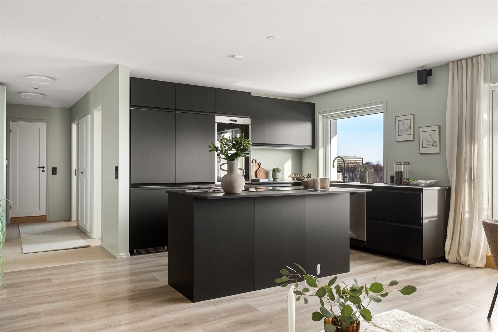 Moderne og stilrent kjøkken med innredning fra IKEA, steinbenkeplate og integrerte hvitevarer. Galleribilde