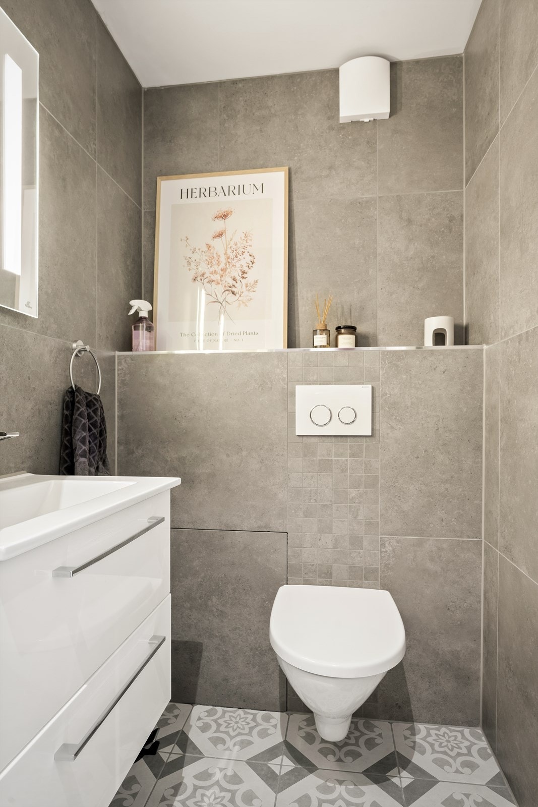 Separat wc-rom med lekre fliser og moderne innredning. Galleribilde