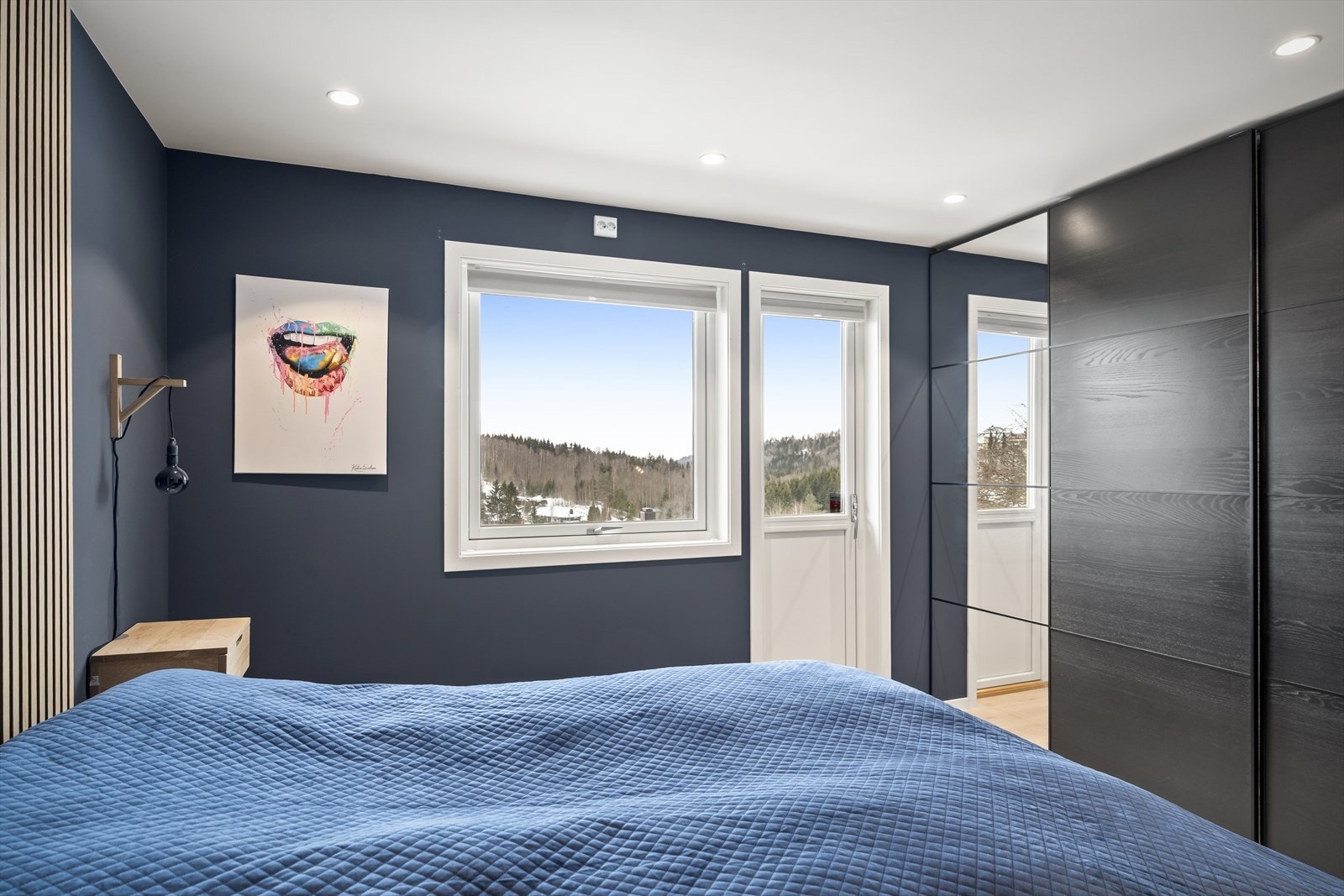 Egen utgang fra hovedsoverommet til solrik balkong. Galleribilde