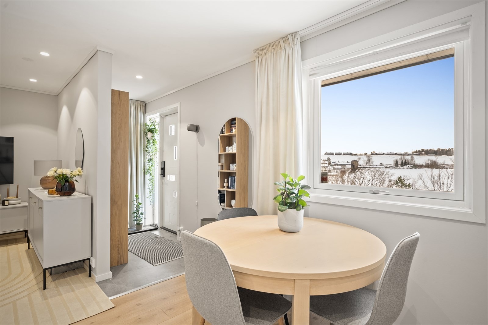 Lys og hyggelig spiseplass plassert ved vinduet. Galleribilde