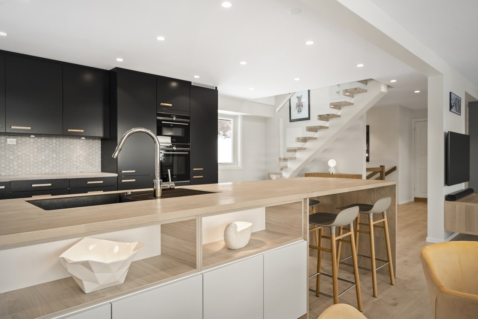 Integrerte hvitevarer og ventilator i platetopp gir et helhetlig og eksklusivt uttrykk. Galleribilde