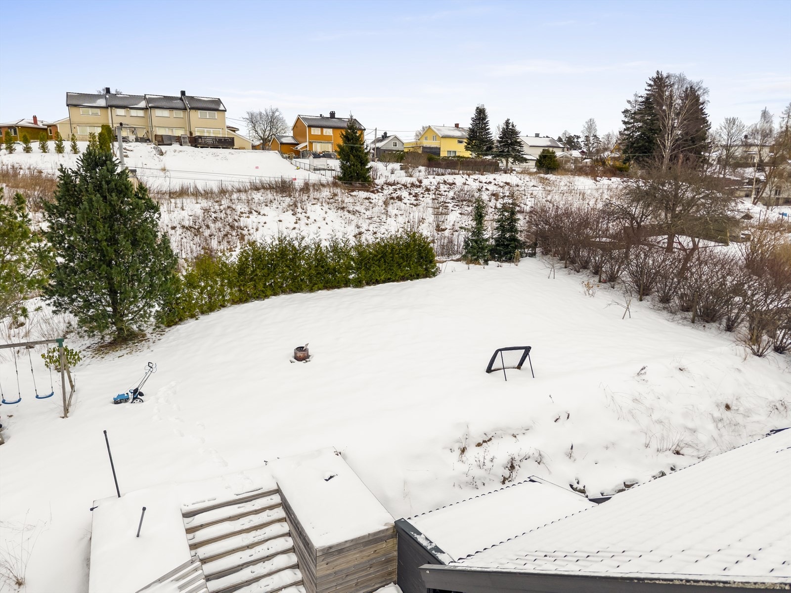 Romslig og pent opparbeidet tomt på ca 740 kvm. Galleribilde