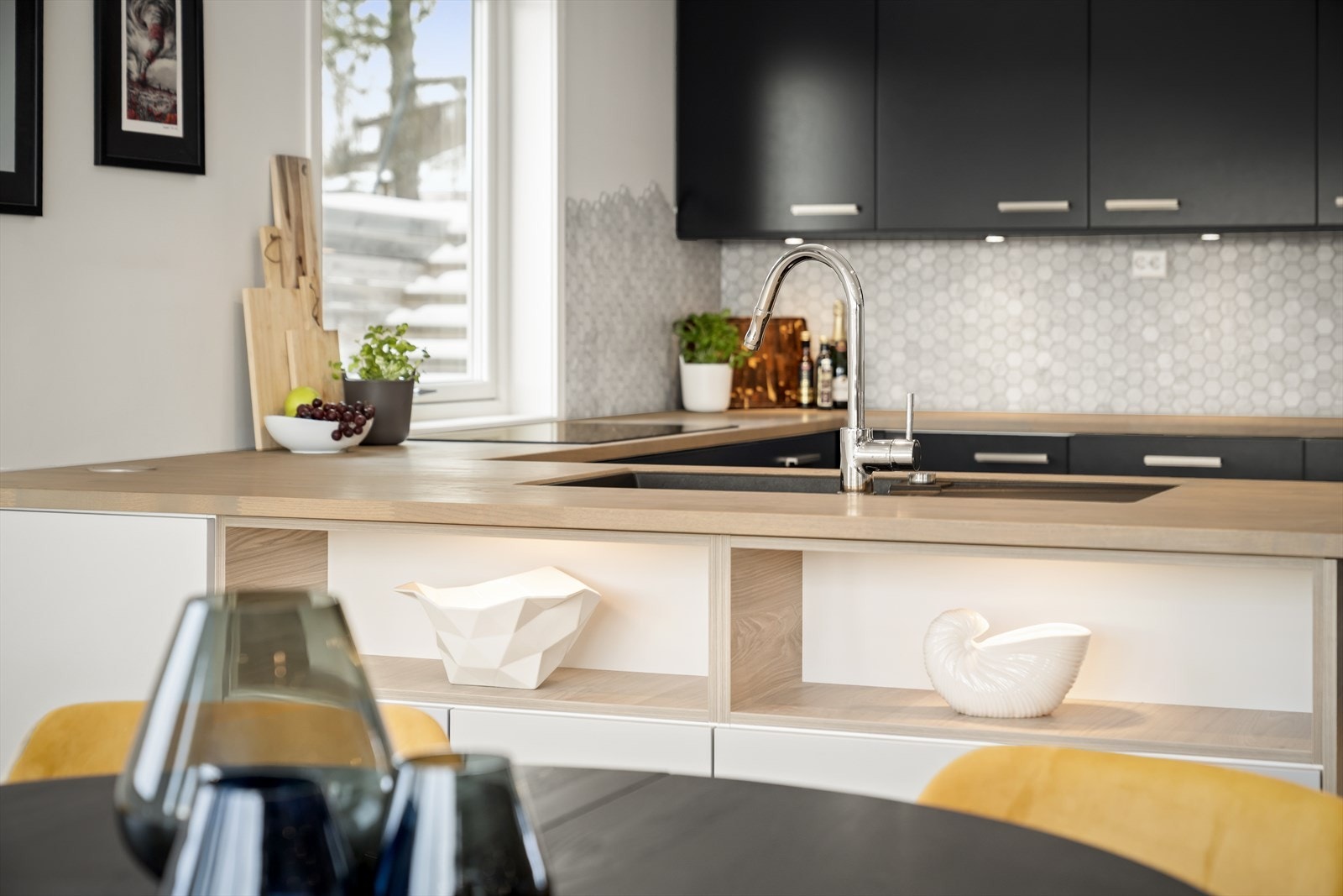 Underlimt komposittvask og gjennomtenkte detaljer gir et moderne preg. Galleribilde