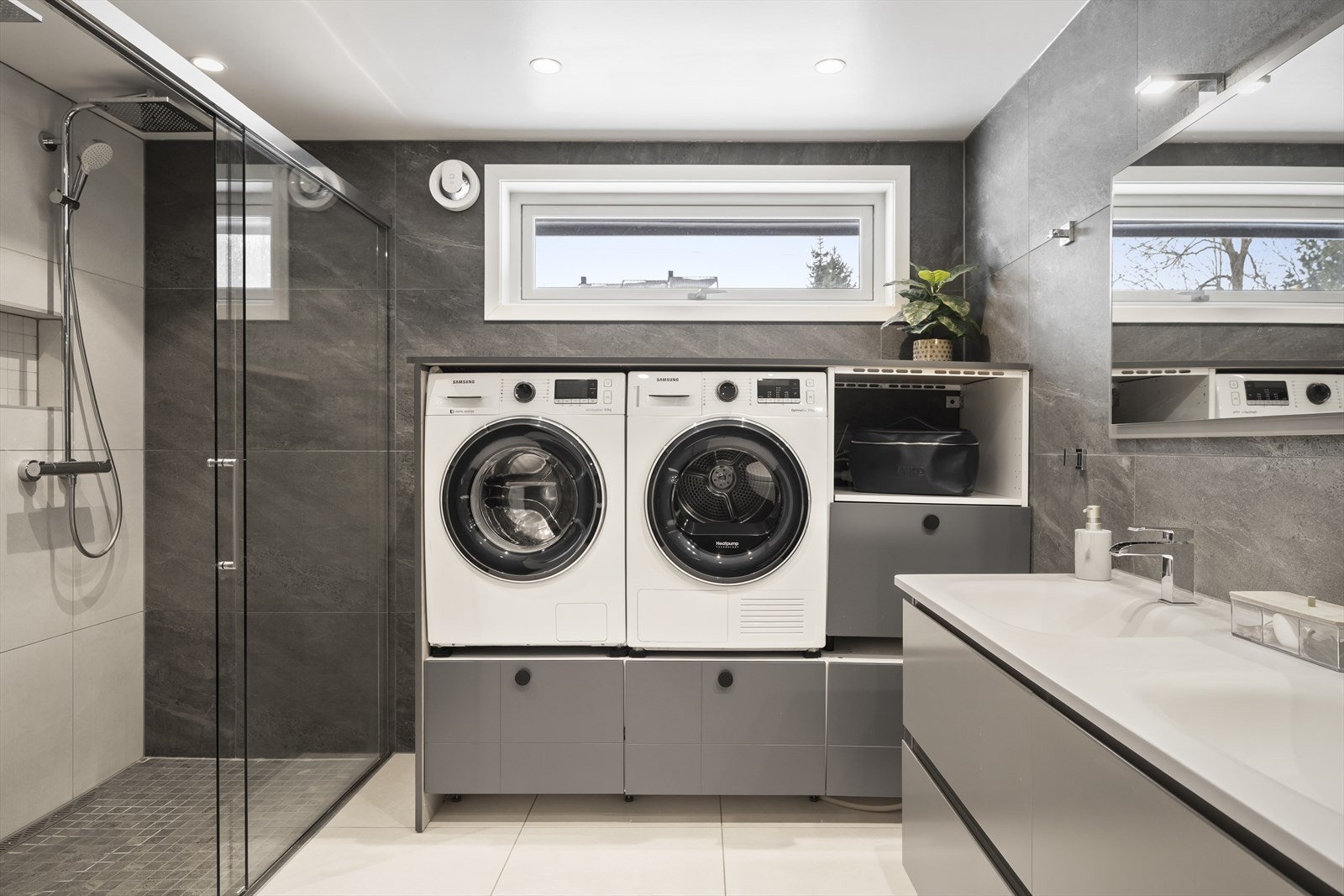 Dusj i nisje med glassvegger og dobbel regndusj for ekstra komfort. Galleribilde