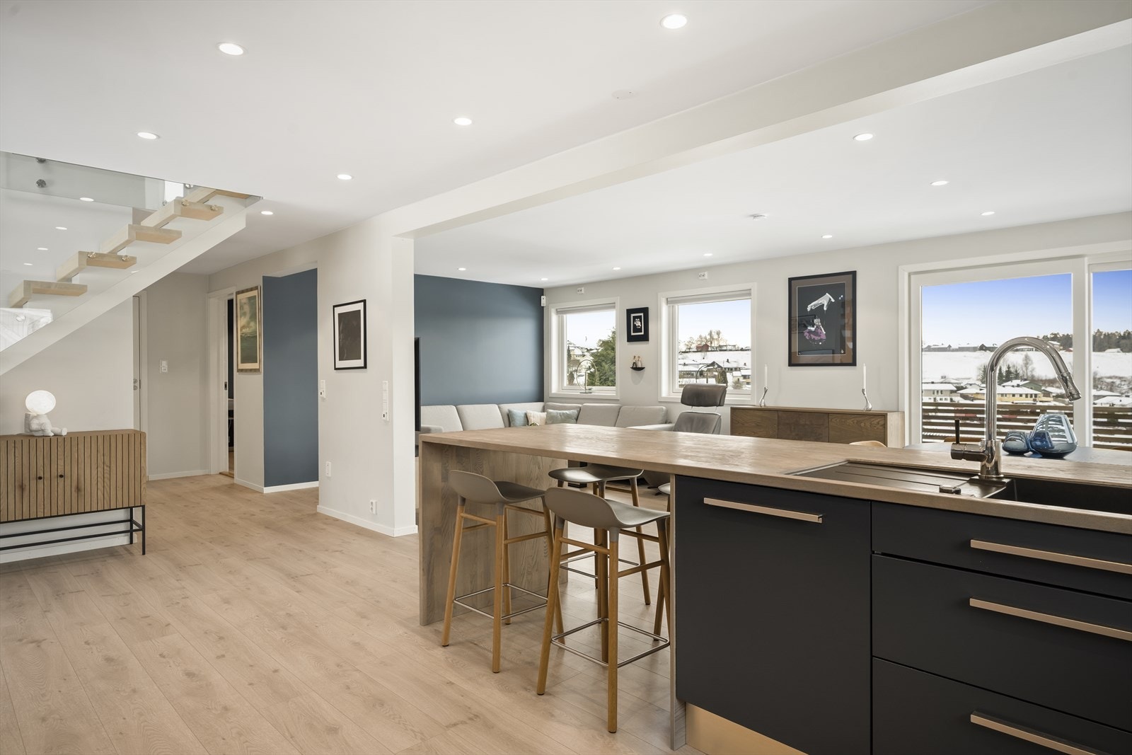 Åpen kjøkkenløsning mot stue med praktisk barløsning - perfekt for sosiale sammenkomster. Galleribilde