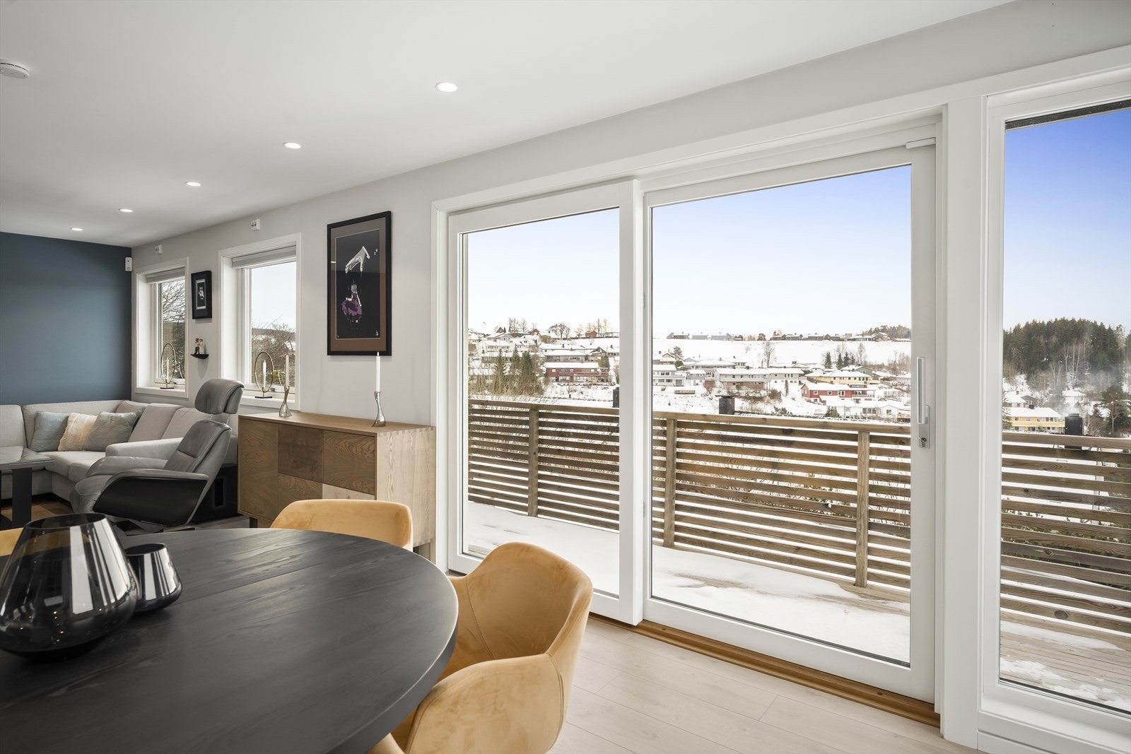 Store vinduer gir fin utsikt og slipper inn rikelig med dagslys. Galleribilde