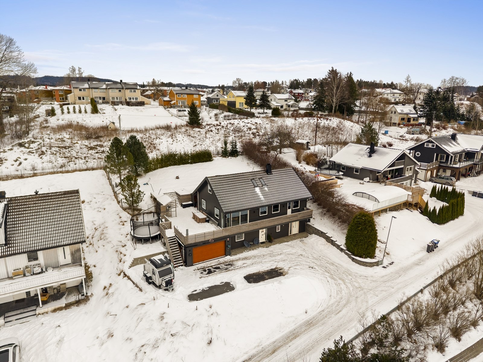 Garasje og asfaltert gårdsplass gir gode parkeringsmuligheter. Galleribilde