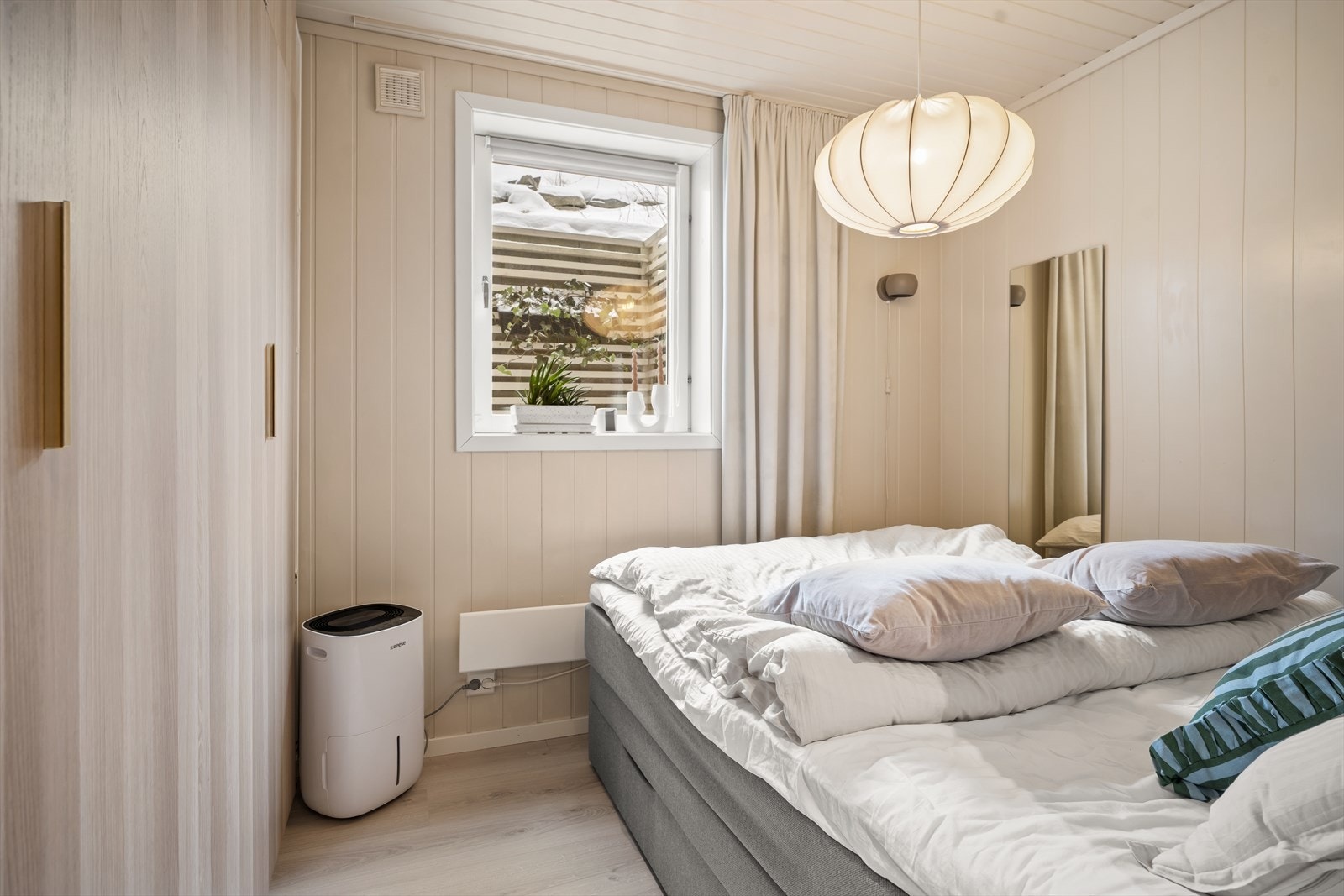 Soverom med naturlig lysinnslipp og harmoniske fargetoner. Galleribilde