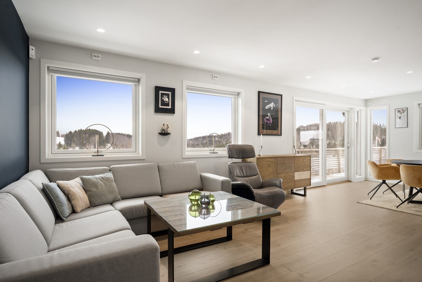 Stuen er av god størrelse, noe som gir rom for flere sosiale soner. Galleribilde