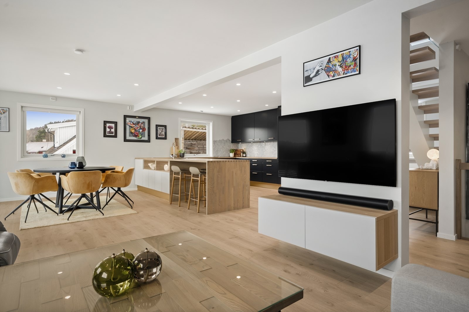 Stuen er vel gjennomført med gjennomgående pene overflater og en behagelig atmosfære. Galleribilde