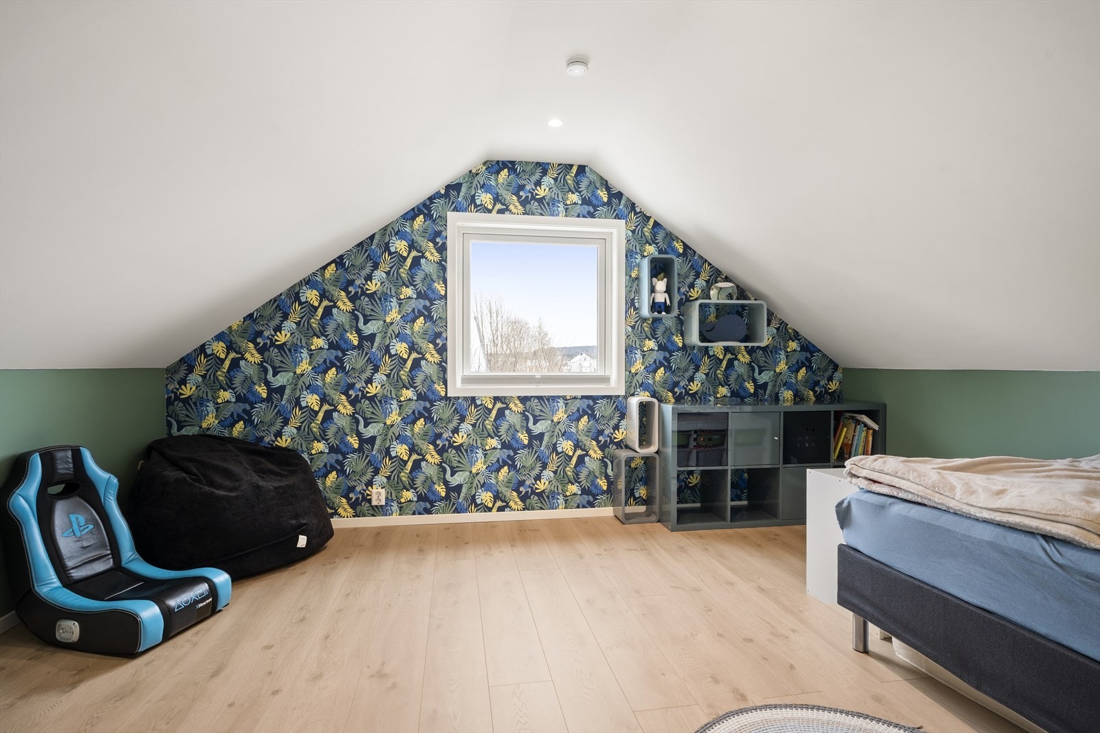 Soverom i loftsetasjen med skjermet og rolig beliggenhet i boligen. Galleribilde