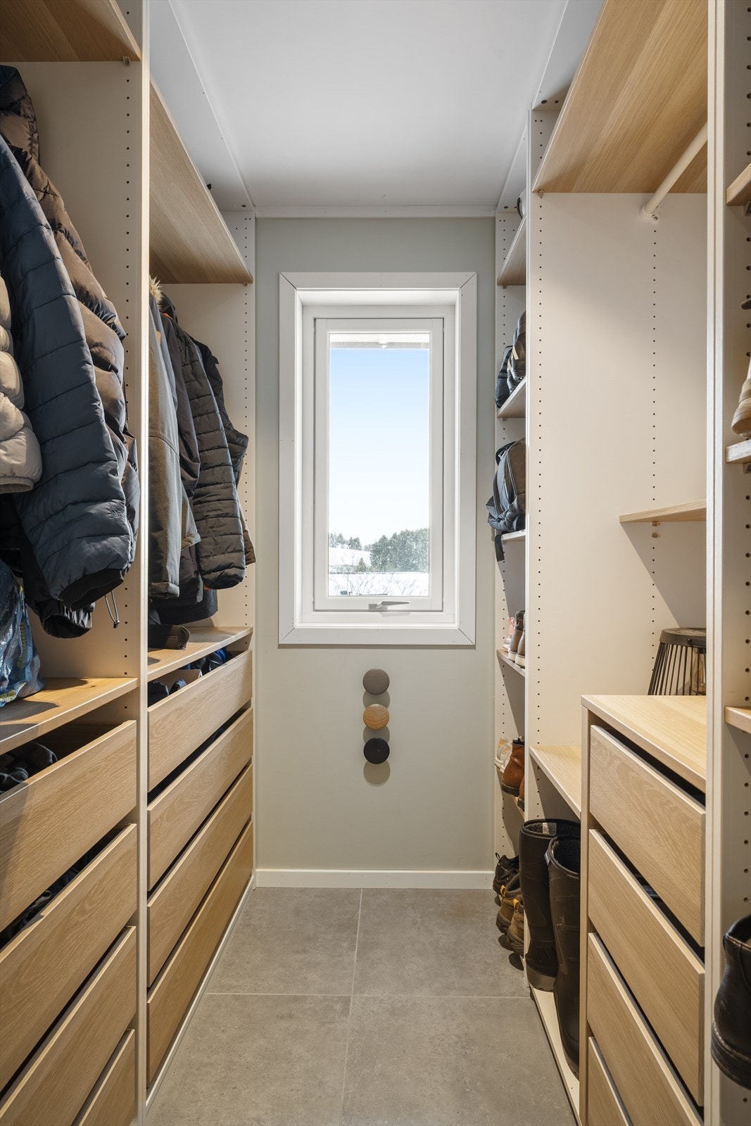 Praktisk Walk-in med god plass til oppbevaring i tilknytning til gangen. Galleribilde