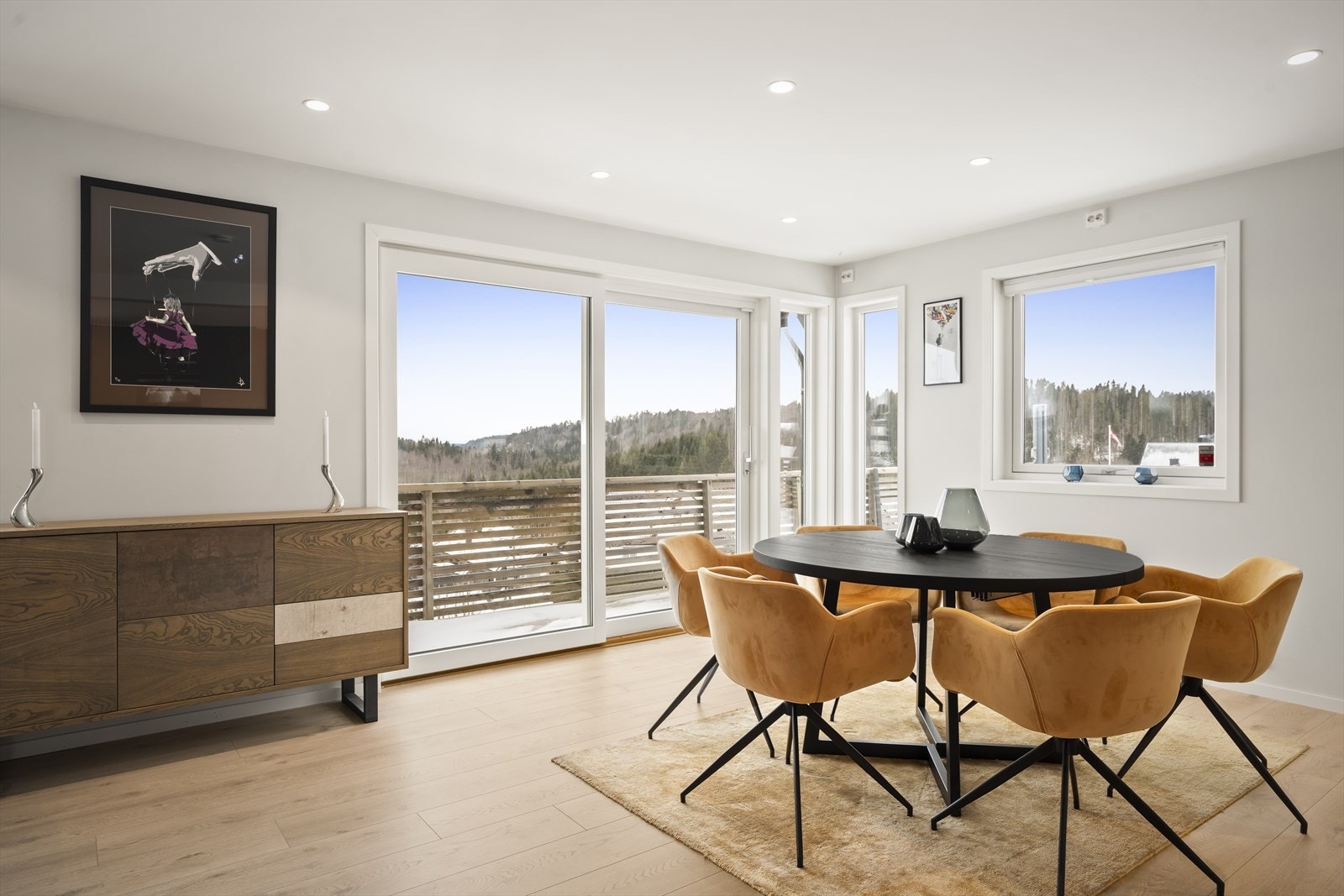 Naturlig og fin sone for spisestue med herlig utsikt. Galleribilde