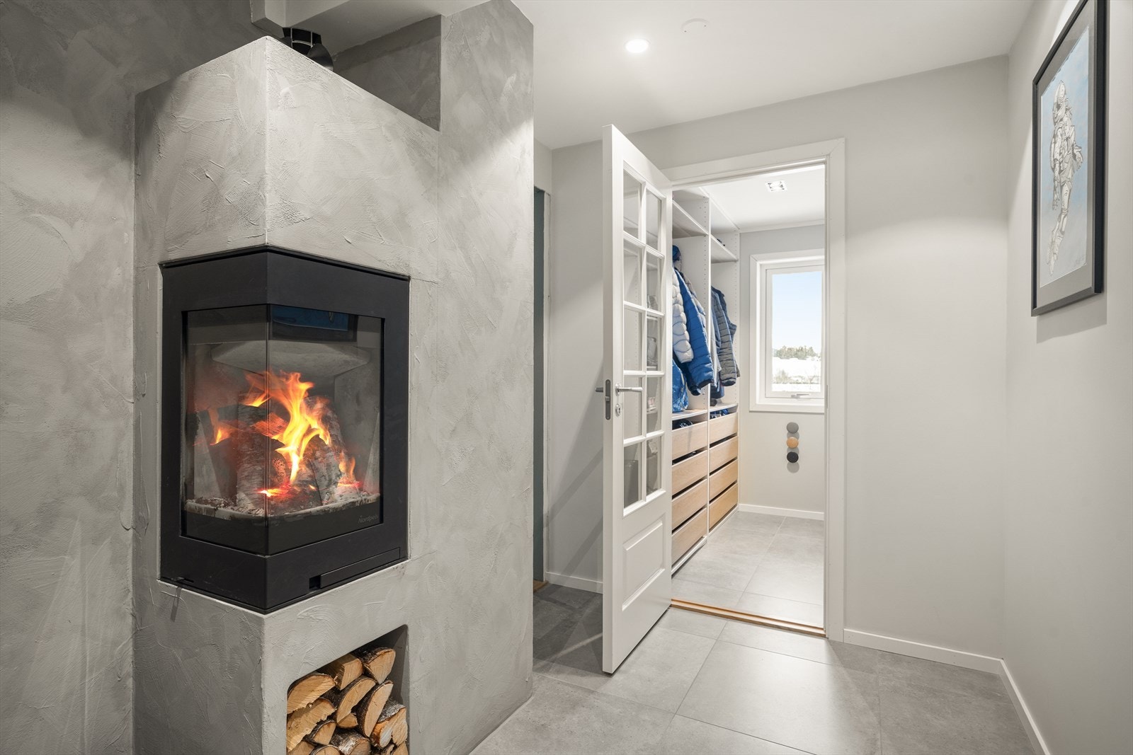 Lekker peis som varmer godt på kaldere dager og bidrar ellers med hygge når den er i bruk. Galleribilde