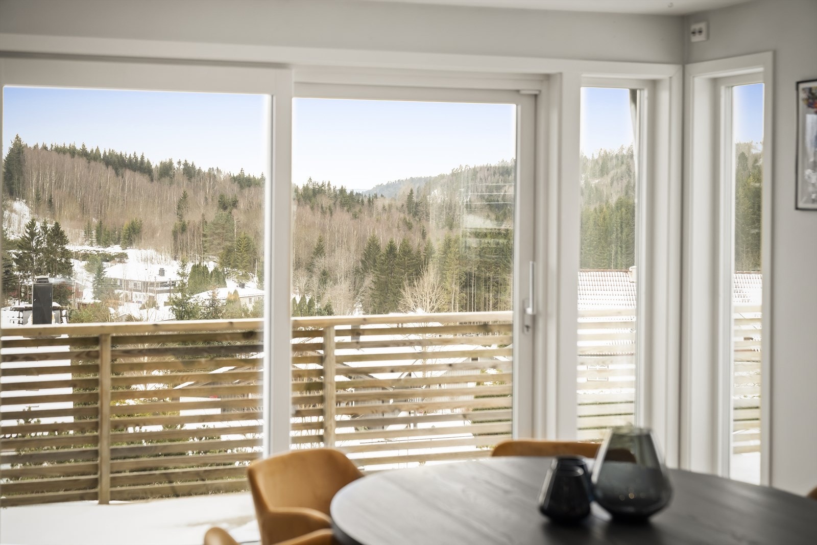 Stue og kjøkken har utgang til solrik balkong/terrasse med flotte solforhold. Galleribilde