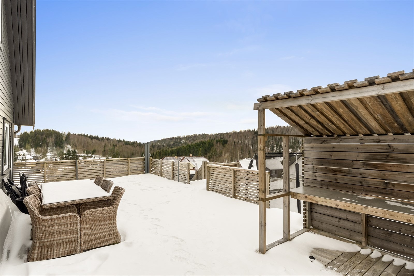 Stor uteplass med plass til både spisegruppe og sittegruppe. Galleribilde