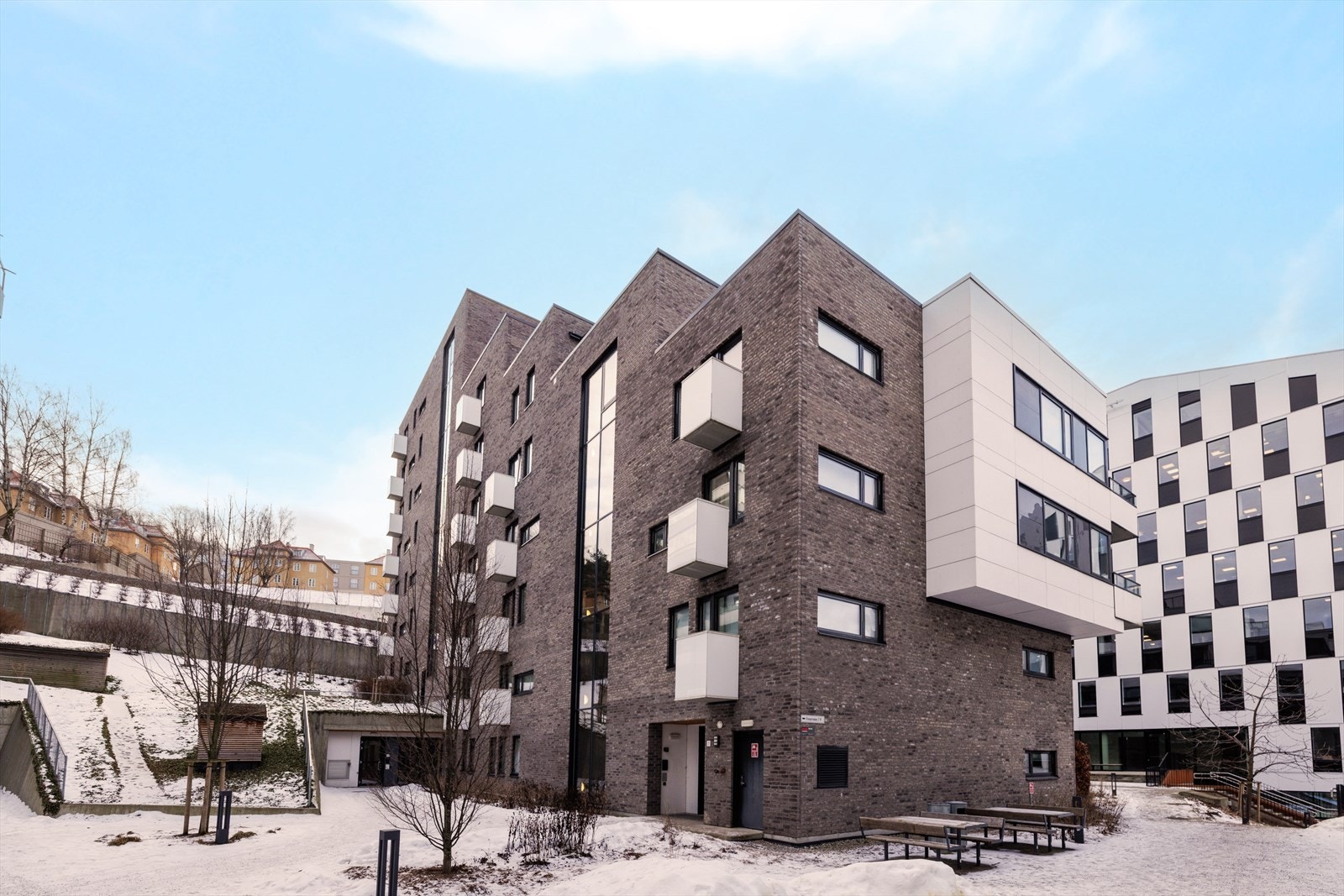 Fasade/bygning - moderne bebyggelse i et etablert bomiljø. Galleribilde