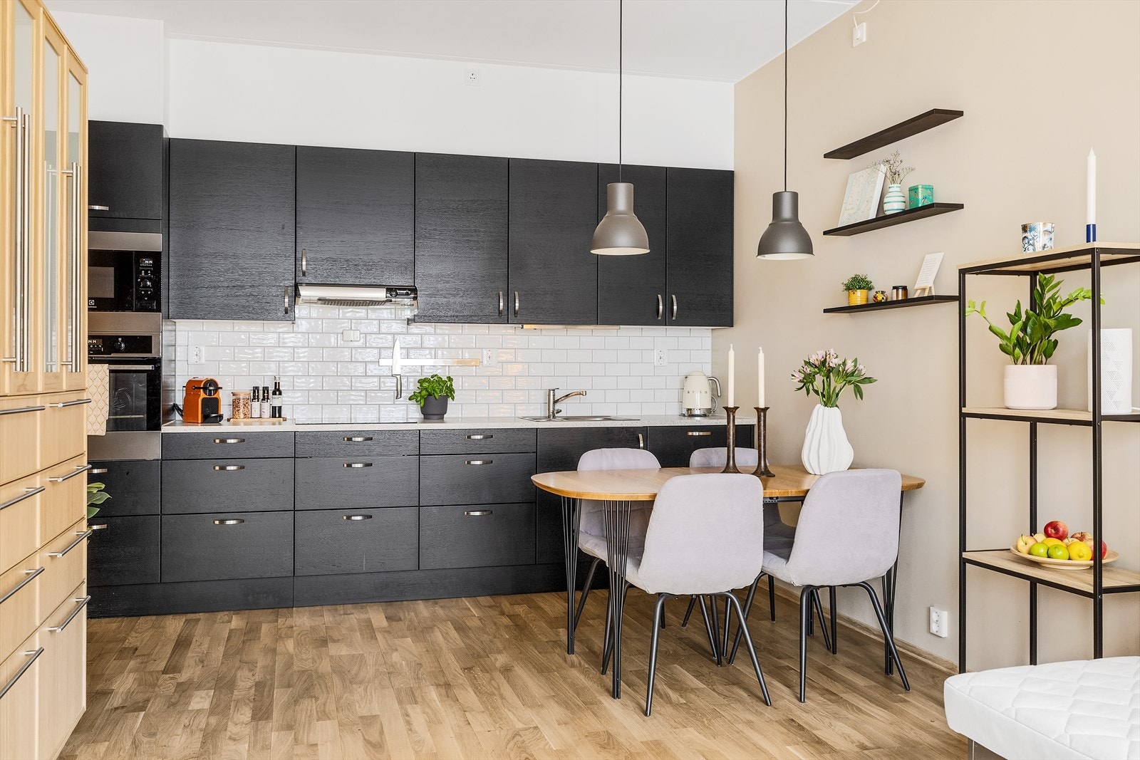 Kjøkken med moderne, glatte fronter og hyggelig spiseplass. Galleribilde