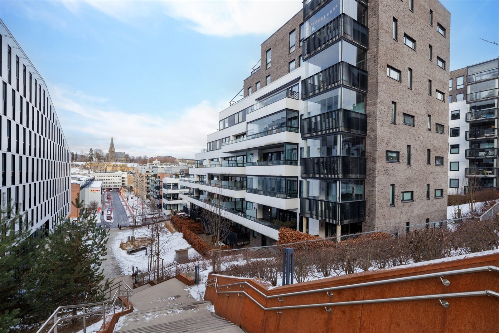 Utsyn mot nærliggende bygg og området fra leilighetens nivå. Galleribilde