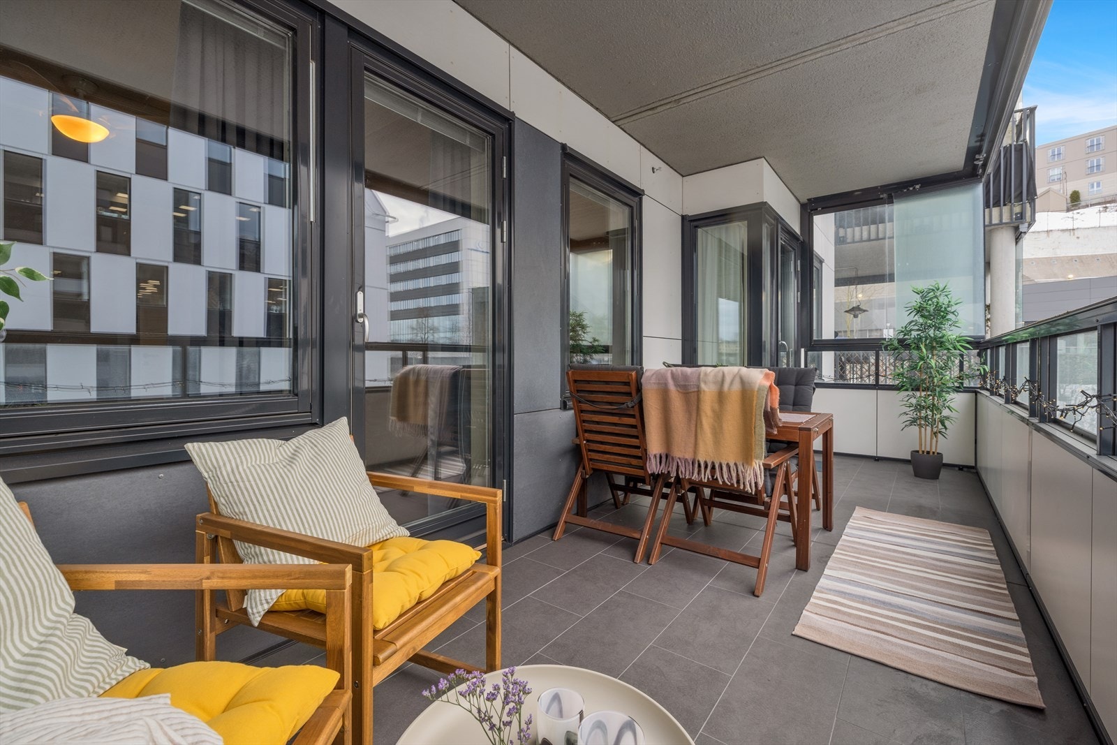 Balkong med plass til både spise- og loungedel. Galleribilde