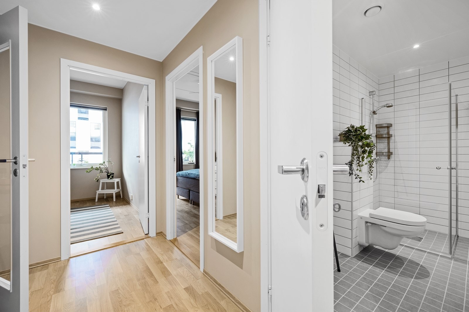 Gang med adkomst til bad og øvrige rom. Galleribilde