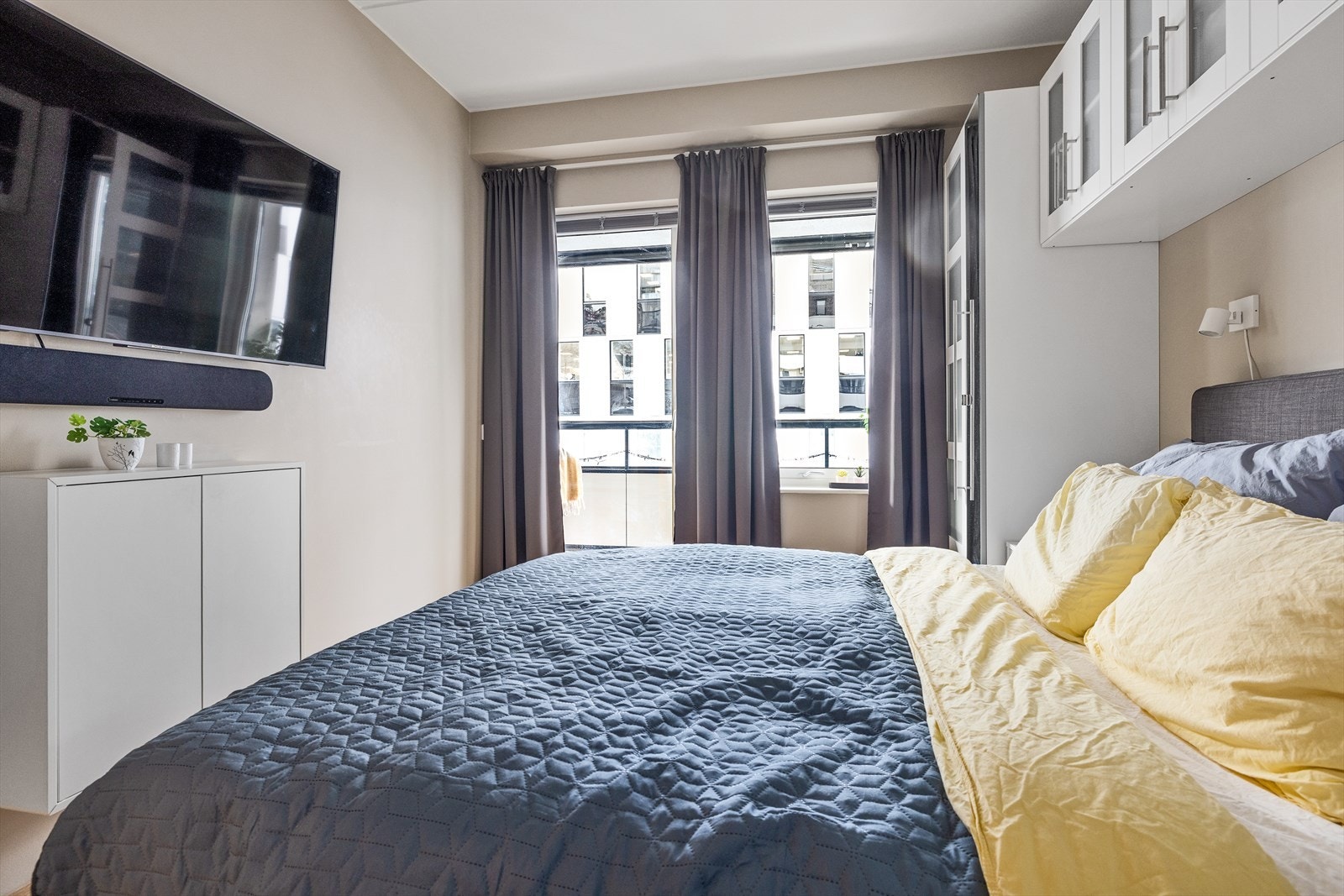 Hovedsoverom sett fra annen vinkel - god romfølelse og lysinnslipp. Galleribilde