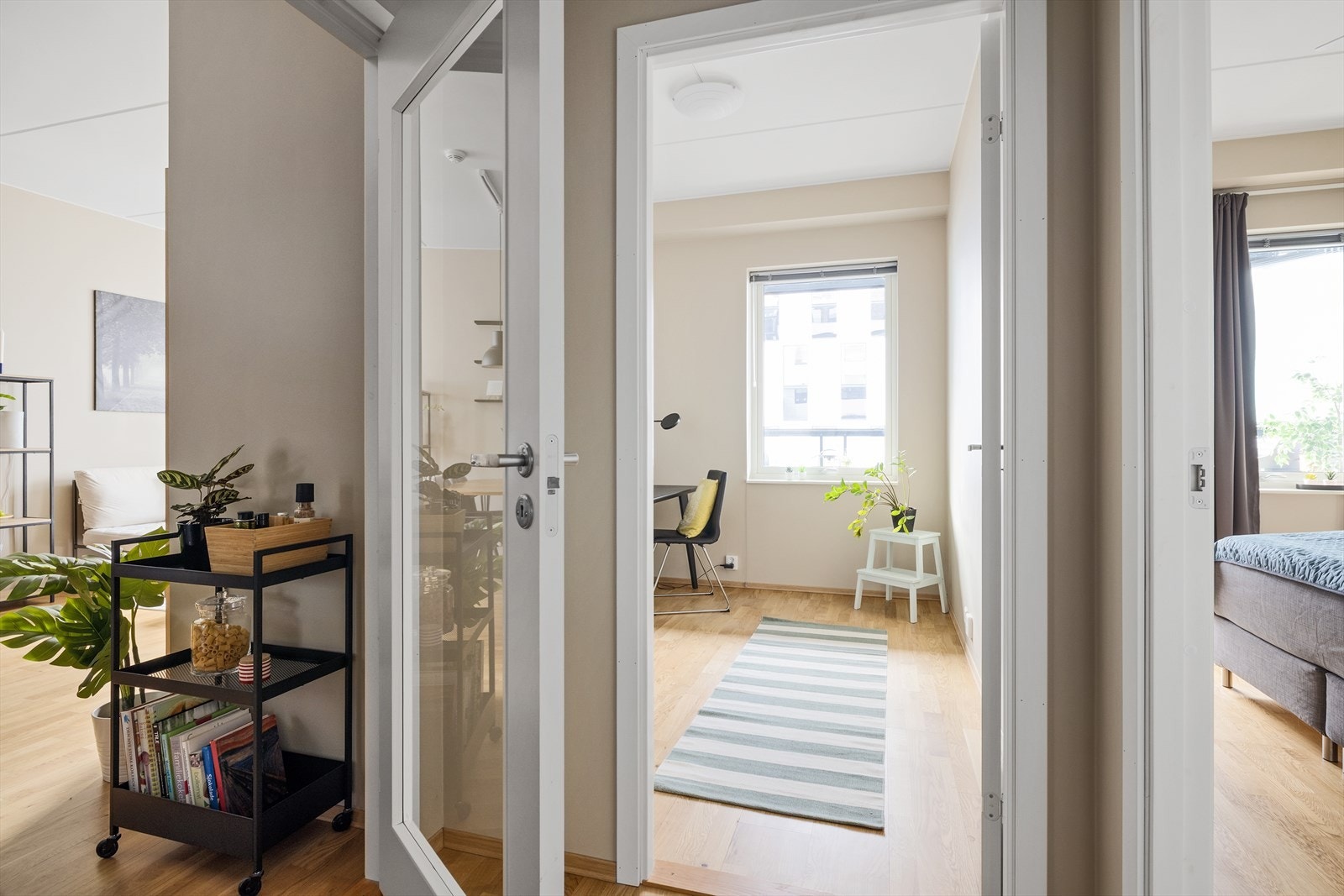 Gang/kommunikasjonsareal som binder rommene sammen på en ryddig måte. Galleribilde