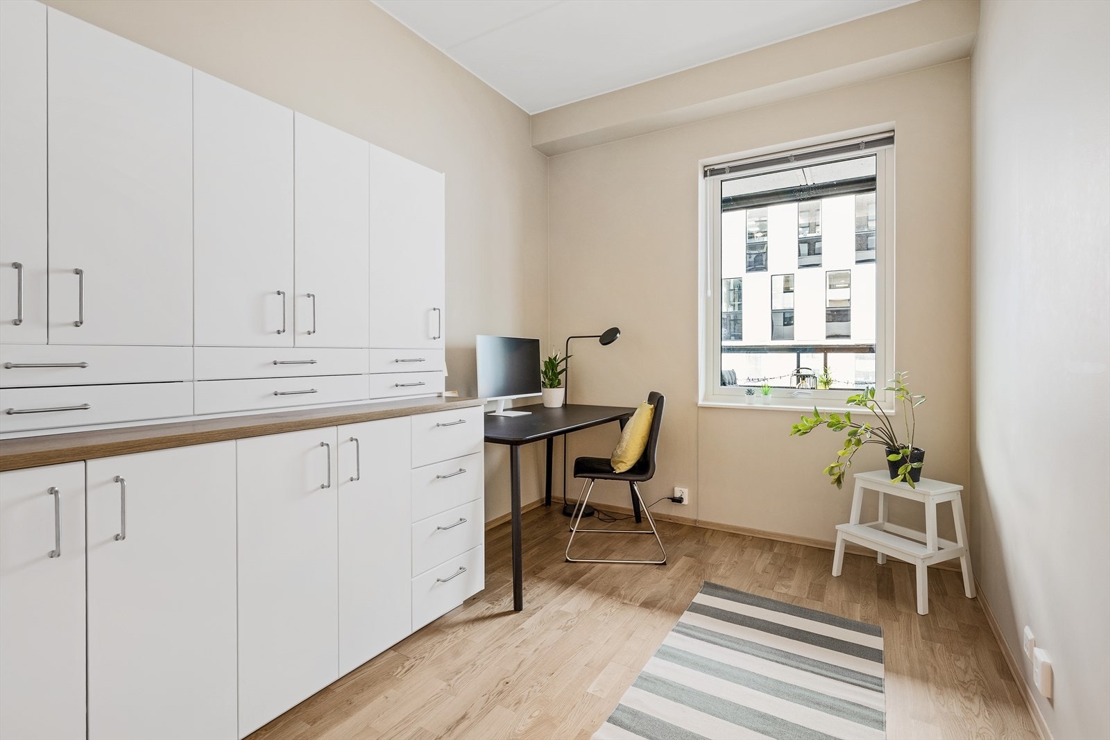 Soverom 2/arbeidsrom med rikelig oppbevaring med god plass til skrivebord. Galleribilde