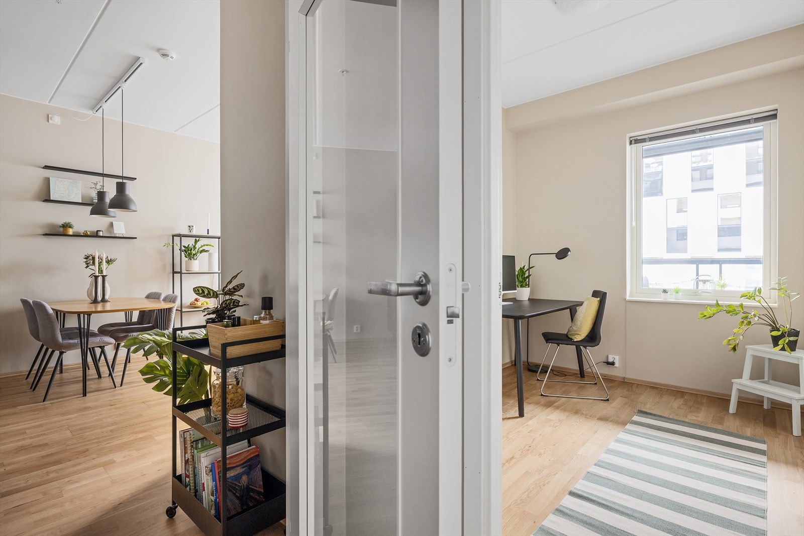 Inngang til soverom/arbeidsrom - fin planløsning med adskilte rom. Galleribilde