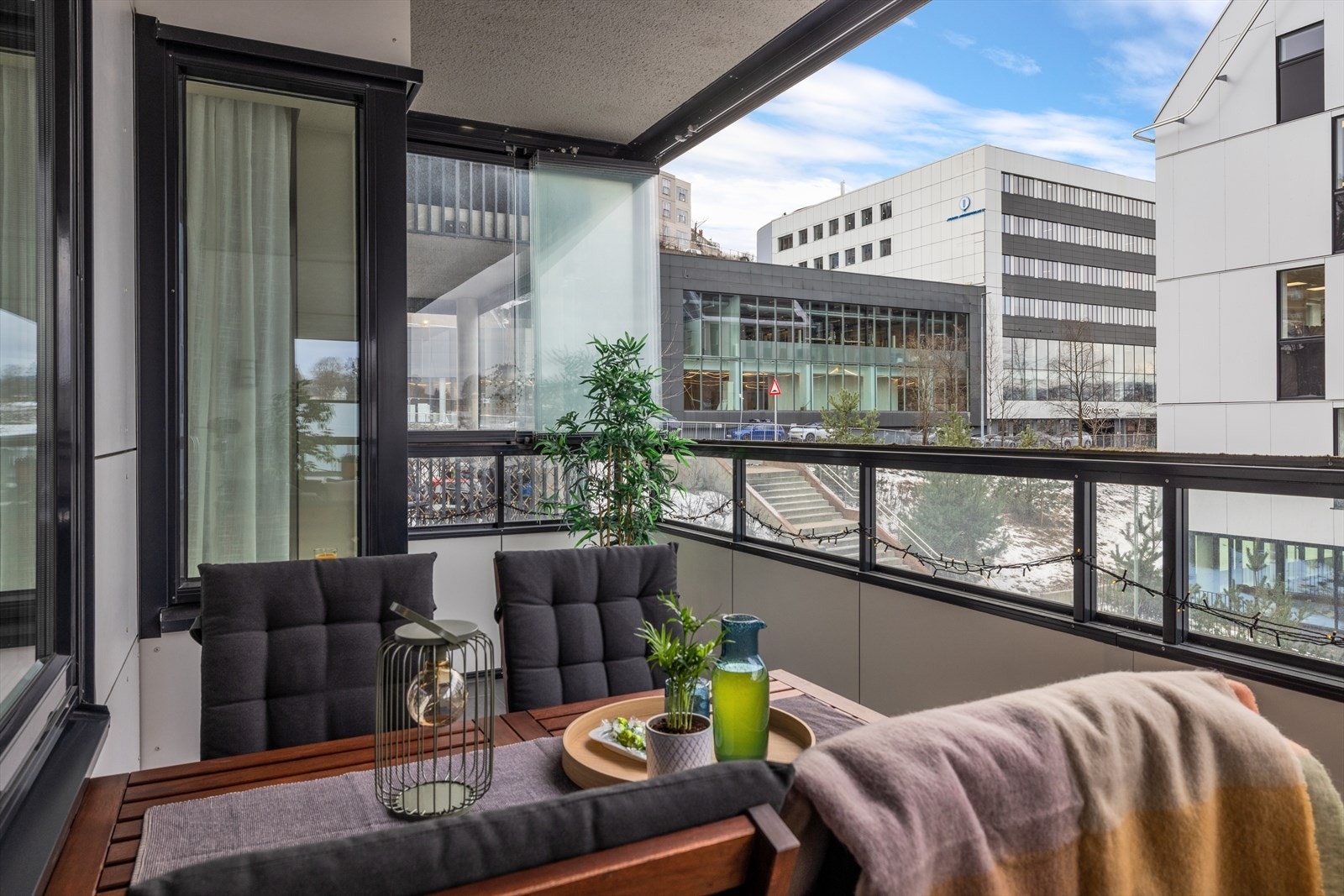 Overbygd balkong/uterom som er delvis innglasset med vinduer som kan åpnes - perfekt for avslapning store deler av året. Galleribilde