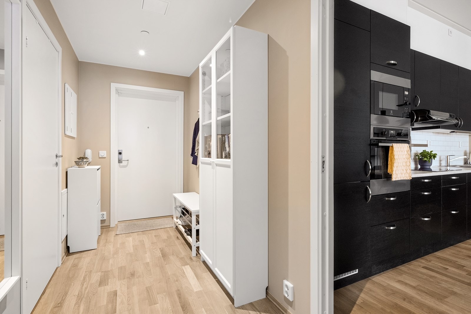 Entré/gang med adkomst til rommene og gode oppbevaringsmuligheter. Galleribilde