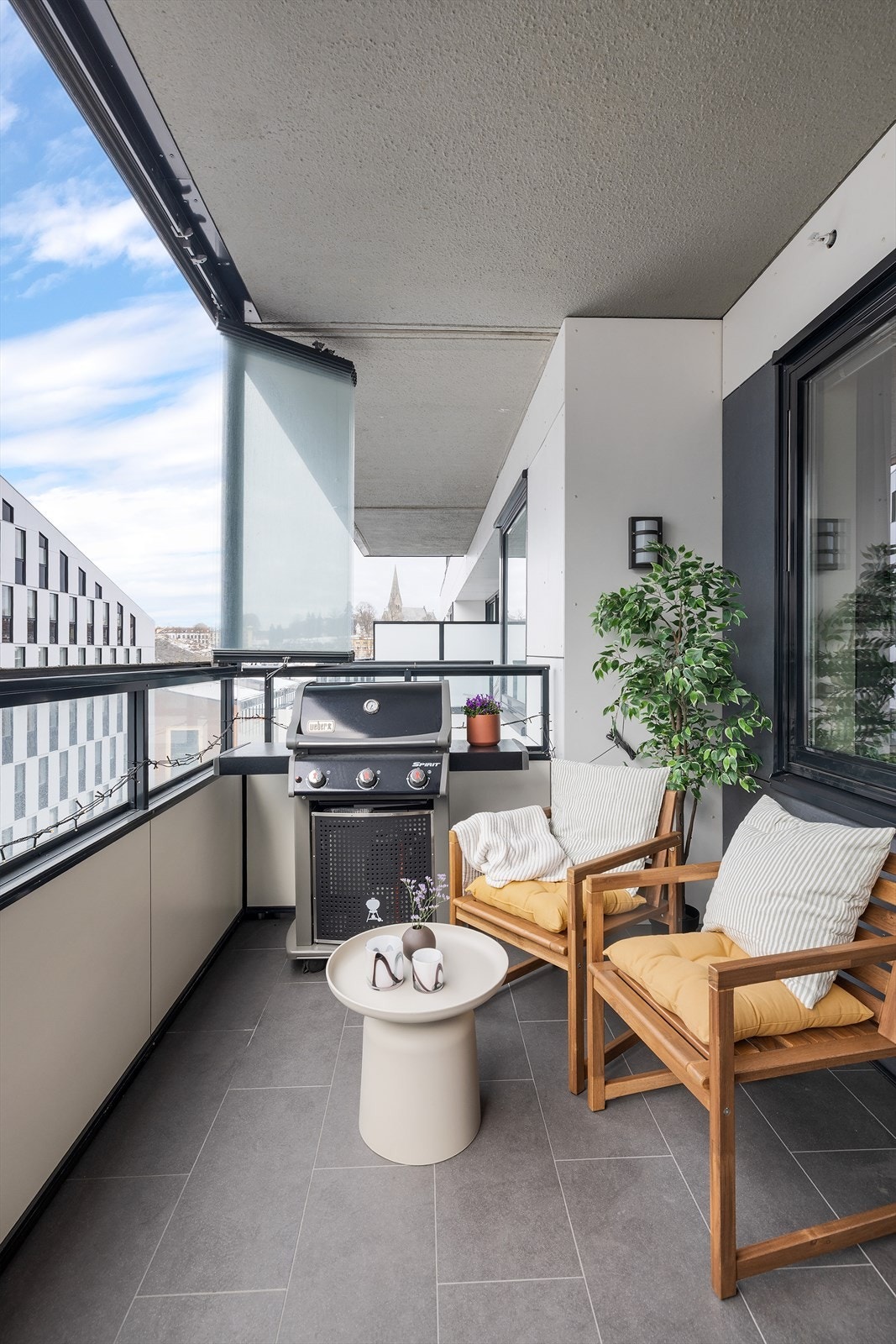 Balkong - lun og skjermet, med god plass til sittegruppe. Galleribilde