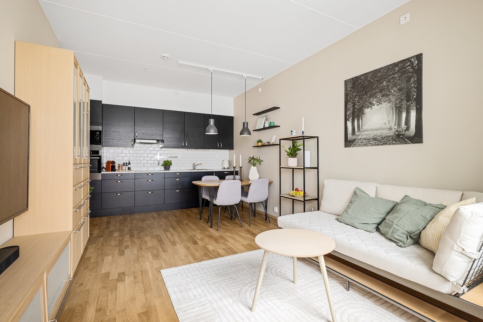 Stue/kjøkken sett fra sofasonen - fin flyt mellom rommene. Galleribilde